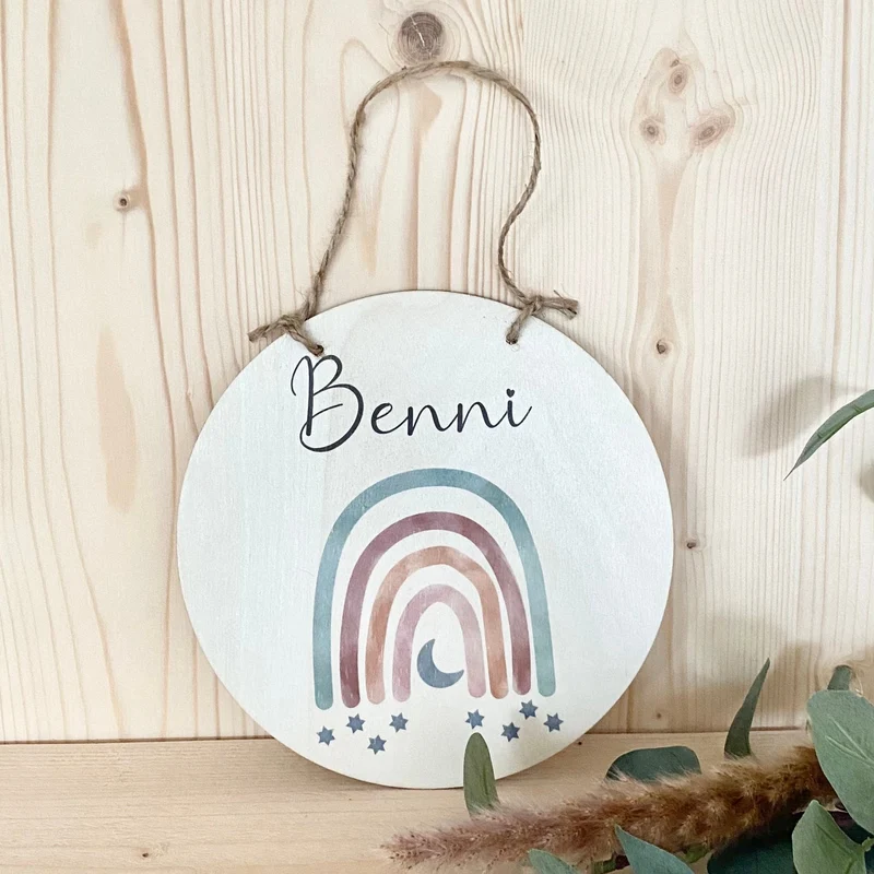 Rundes Namensschild "Regenbogen" | Personalisiert mit dem Namen des Babys. u. Kindes | Liebevolle Deko für das Baby- und Kinderzimmer aus Holz und personalisiertes Geschenk zur Geburt u. Taufe | Türschild in 6 Motivvarianten für Jungen und Mädchen